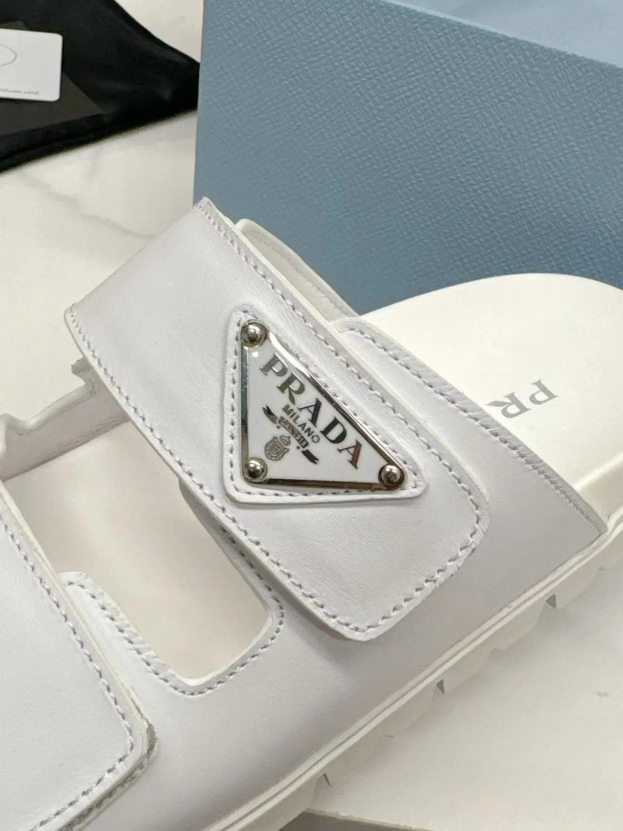 👟👟Ex-factory price 460👟👟 Prada2025’s latest Prada slippers, the slippers reveal a feminine atmosphere in a minimalist design. Triangular logo embellishment is eye-catching. Upper calfskin metal triangle logo 2 cm rubber sole Concave sole pattern Rubber sole Size 35---41